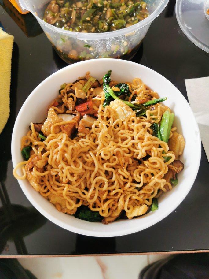 方便面这样炒着吃👉好吃到舔盘❗️