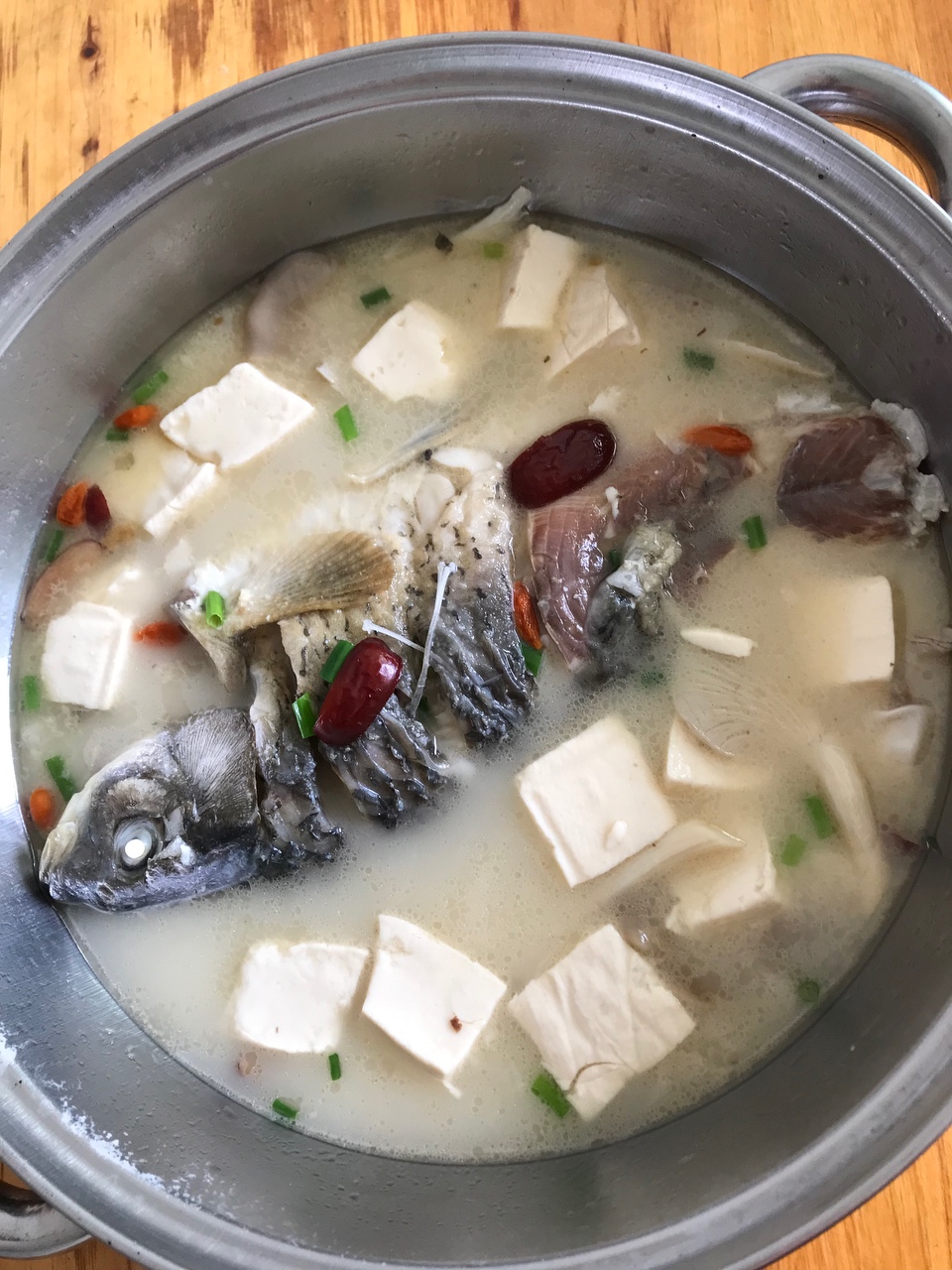 鲜到掉渣的豆腐鲫鱼汤不放姜和酱油的做法