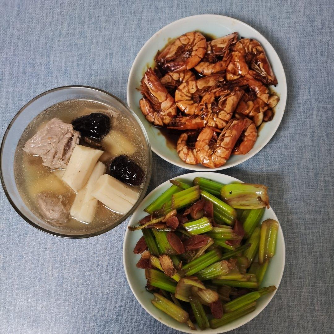 快炒西芹（芹菜）炒腊肠手残也能做