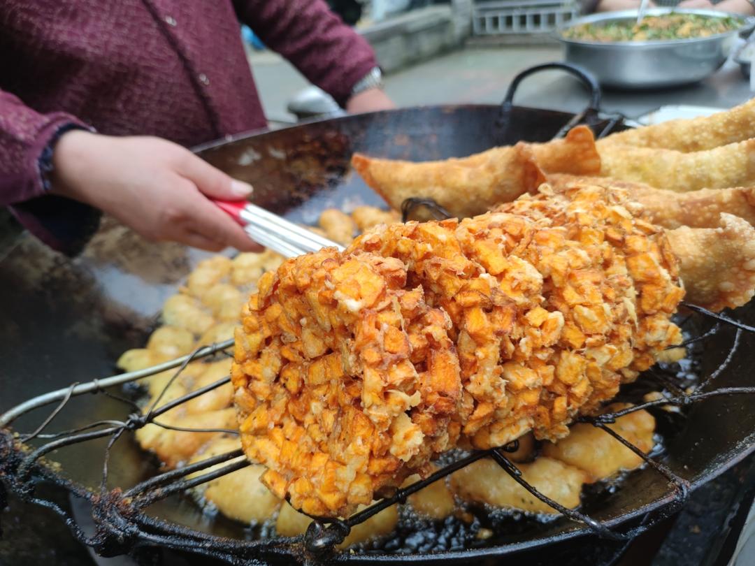 地瓜烙是每个80后的记忆里最深刻最甜的街边摊子