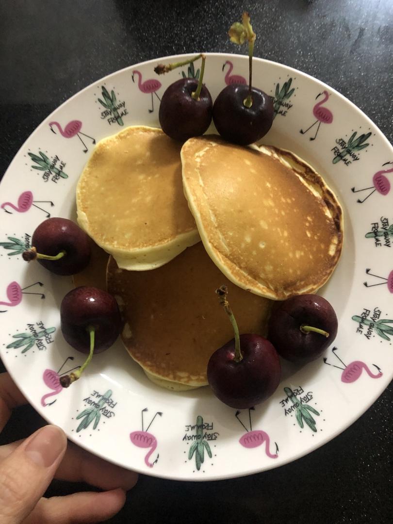【酸奶松饼yogurt pancake】，搭上黑莓果酱和枫糖的美味。
