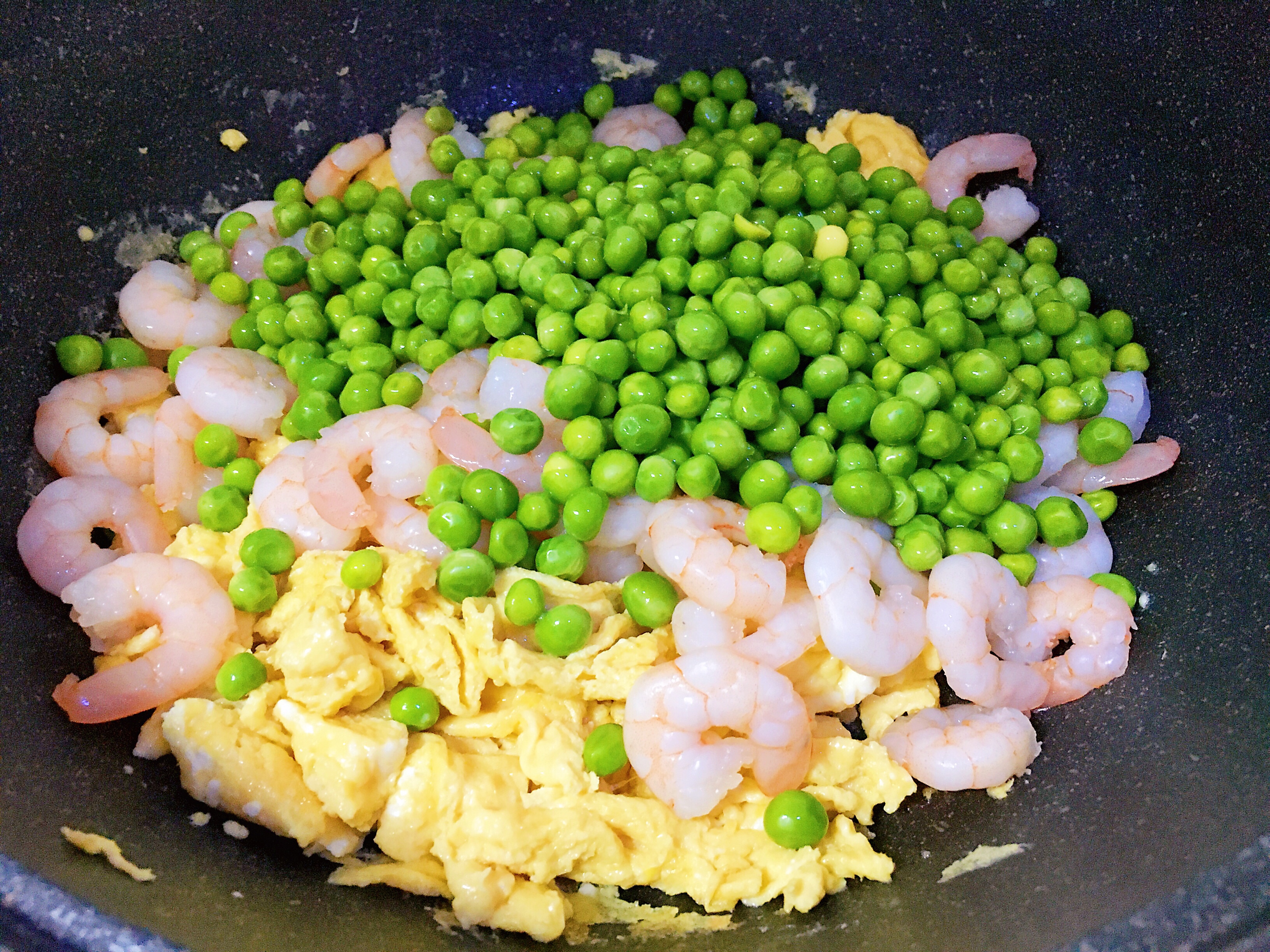 【低脂做法】虾仁豌豆炒蛋的做法 步骤6