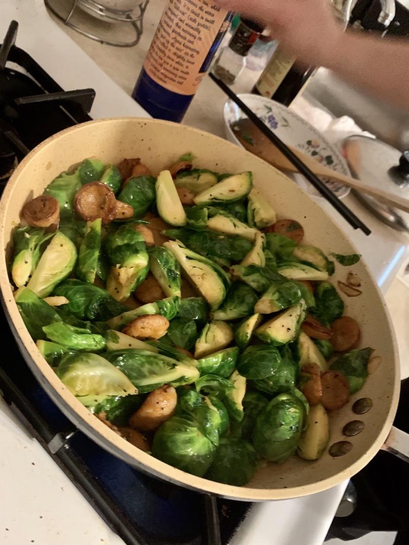 适合闺蜜聚会的小菜：黄油风味培根炒孢子甘蓝
