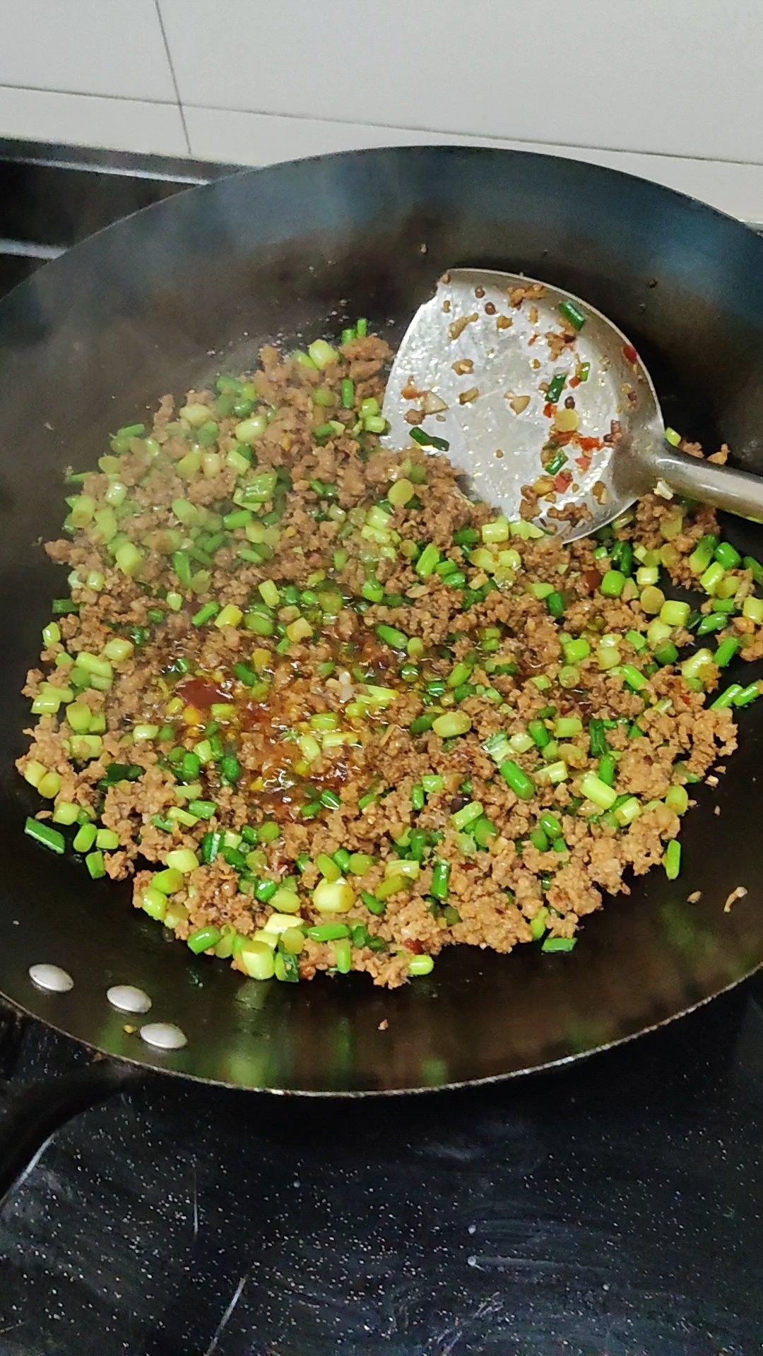下饭神器蒜苔粒炒肉碎