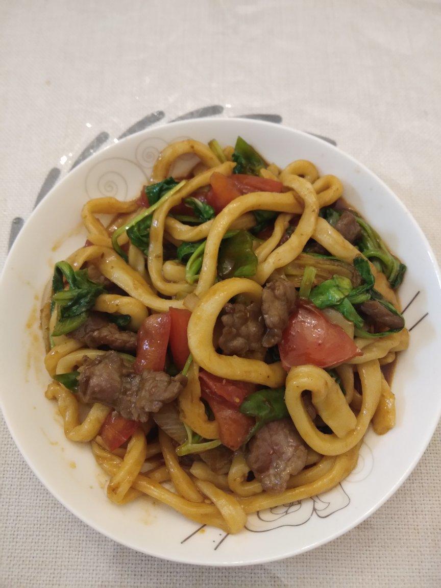 孜然牛肉炒拉条 家常面条百吃不厌的美味做法