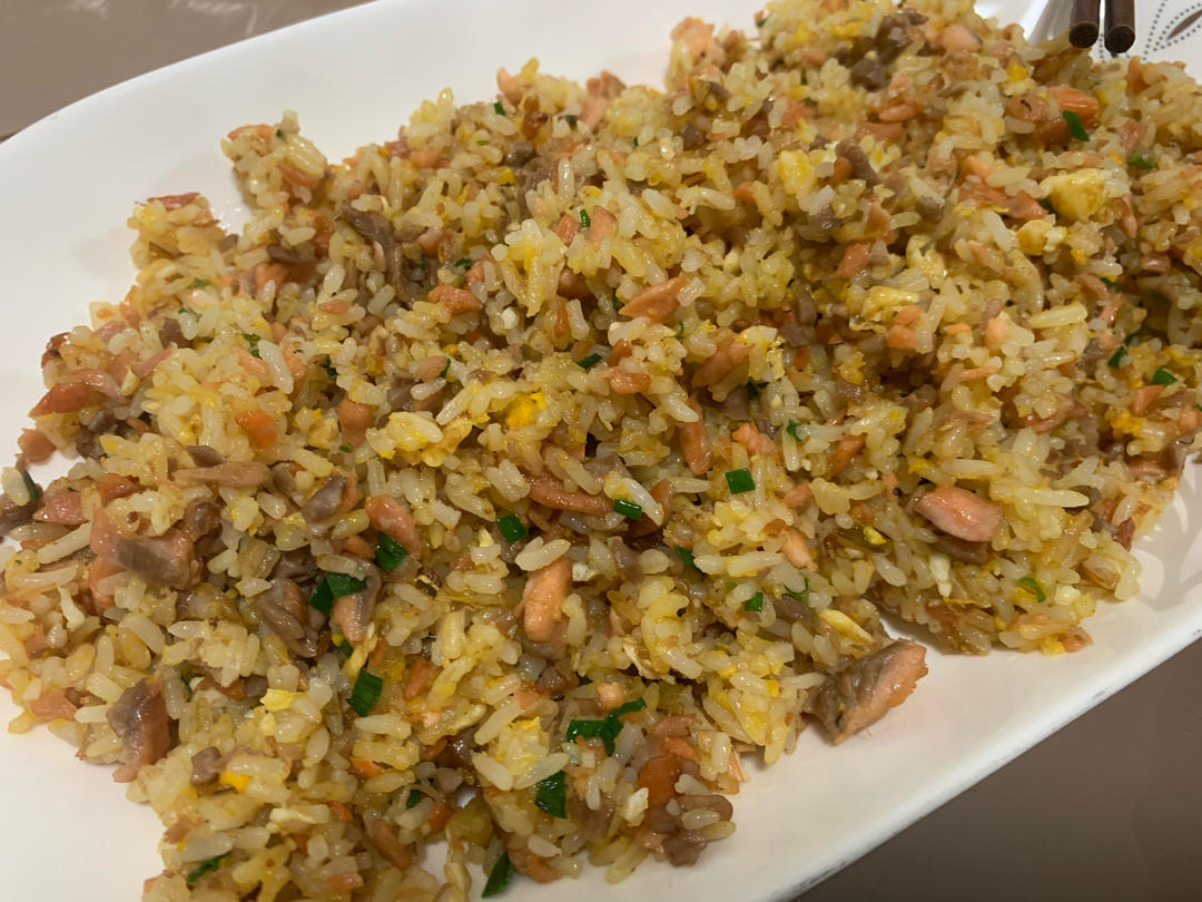 三文鱼肉碎蛋炒饭