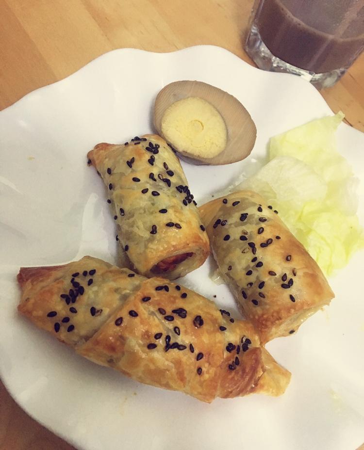 香肠酥皮卷：手抓饼皮还能这样吃，不用和面快速搞定早餐