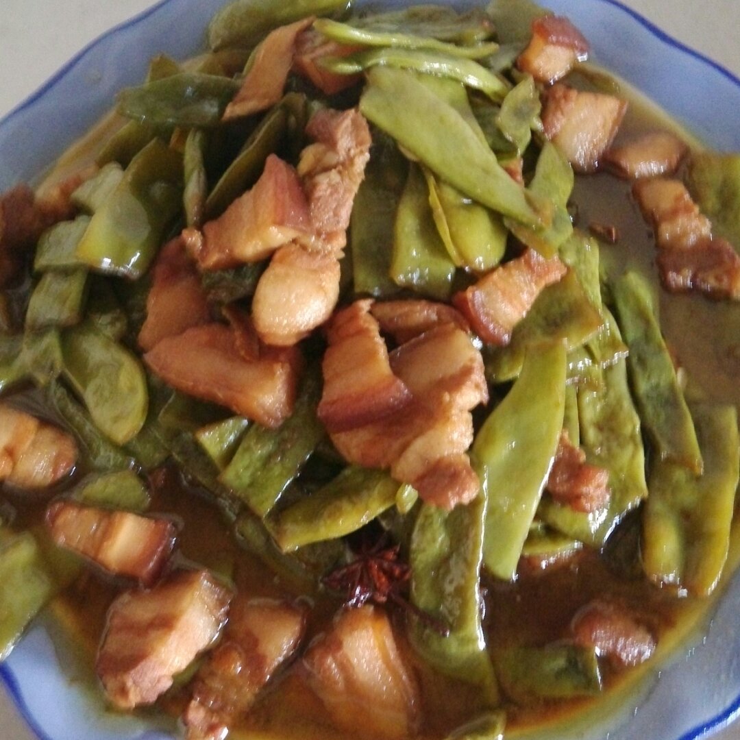 妩媚的小女人做的扁豆炖肉