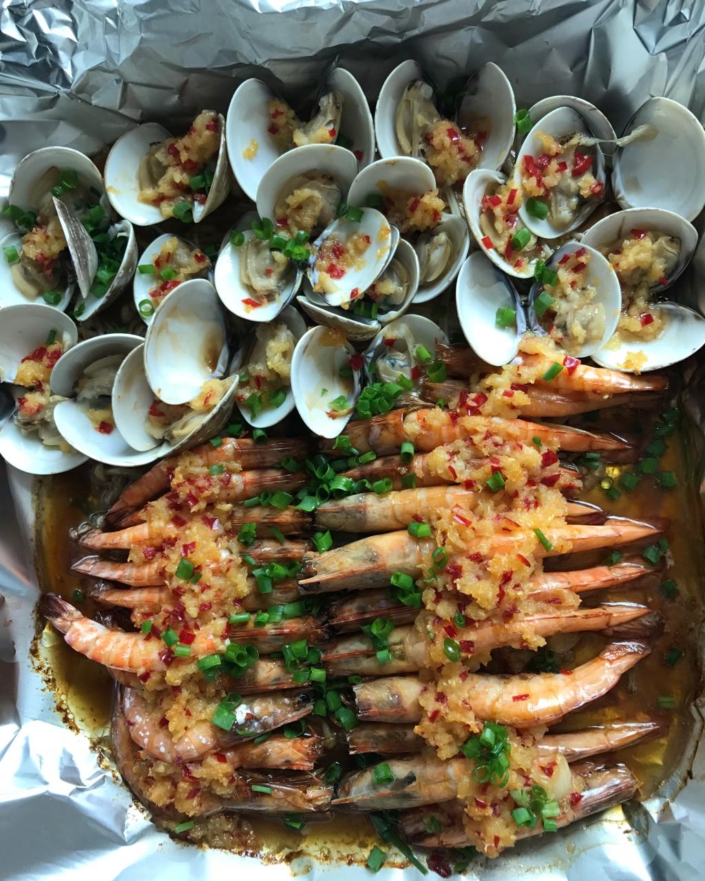 蒜蓉金针菇烤花蛤虾