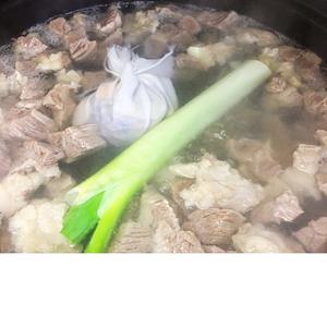 超好吃的“土豆烧牛肉”           （番茄土豆炖牛腩）                在家就可以吃到的美味           土豆牛肉盖浇饭🍚一定要尝试的做法 步骤5