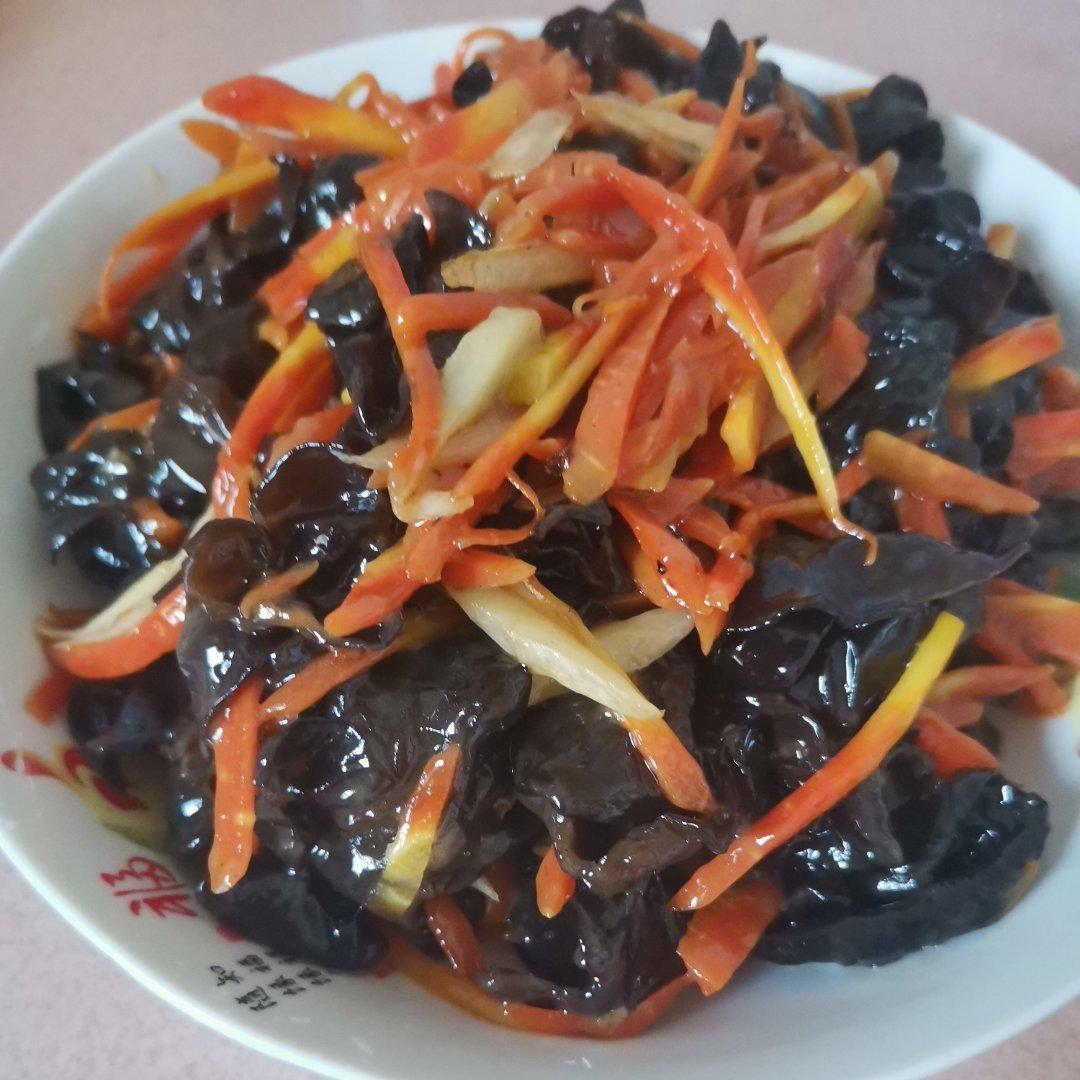 胡萝卜香菇炒木耳