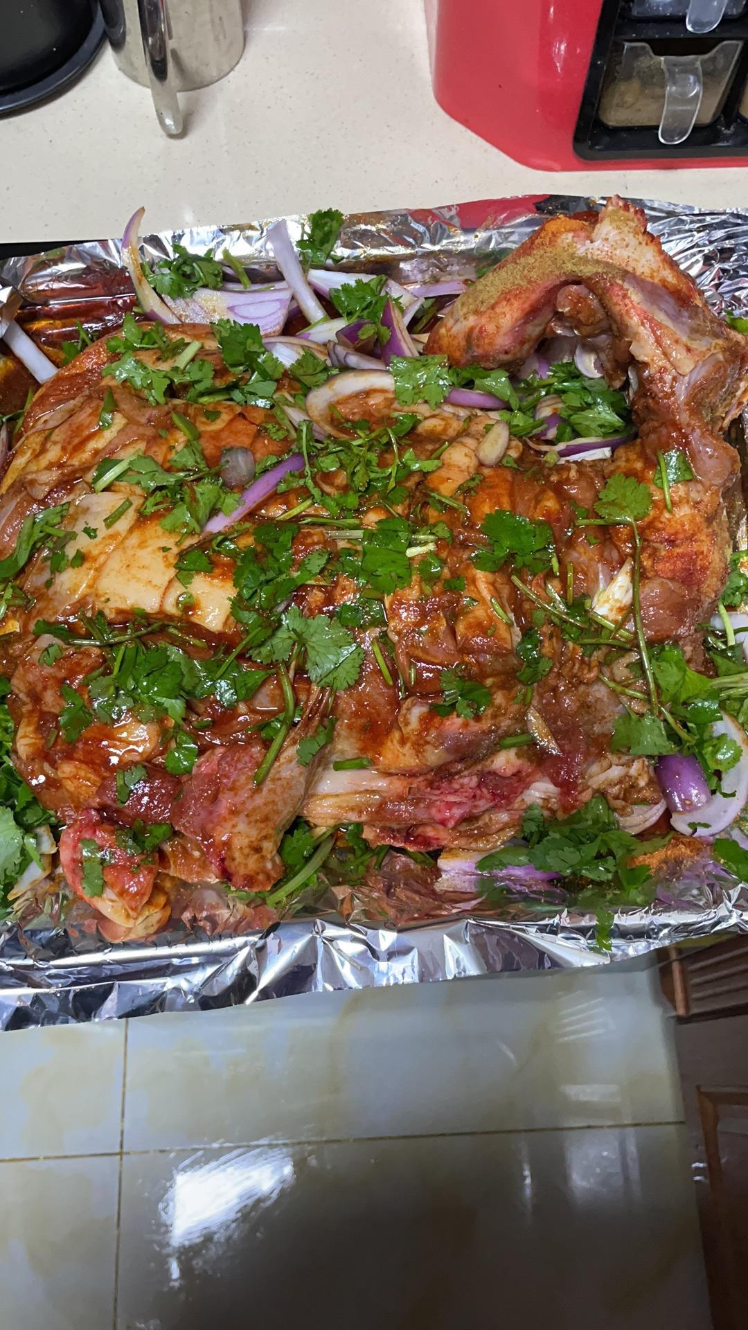 明水烤羊腿的做法(烤羊腿料水香料配方)