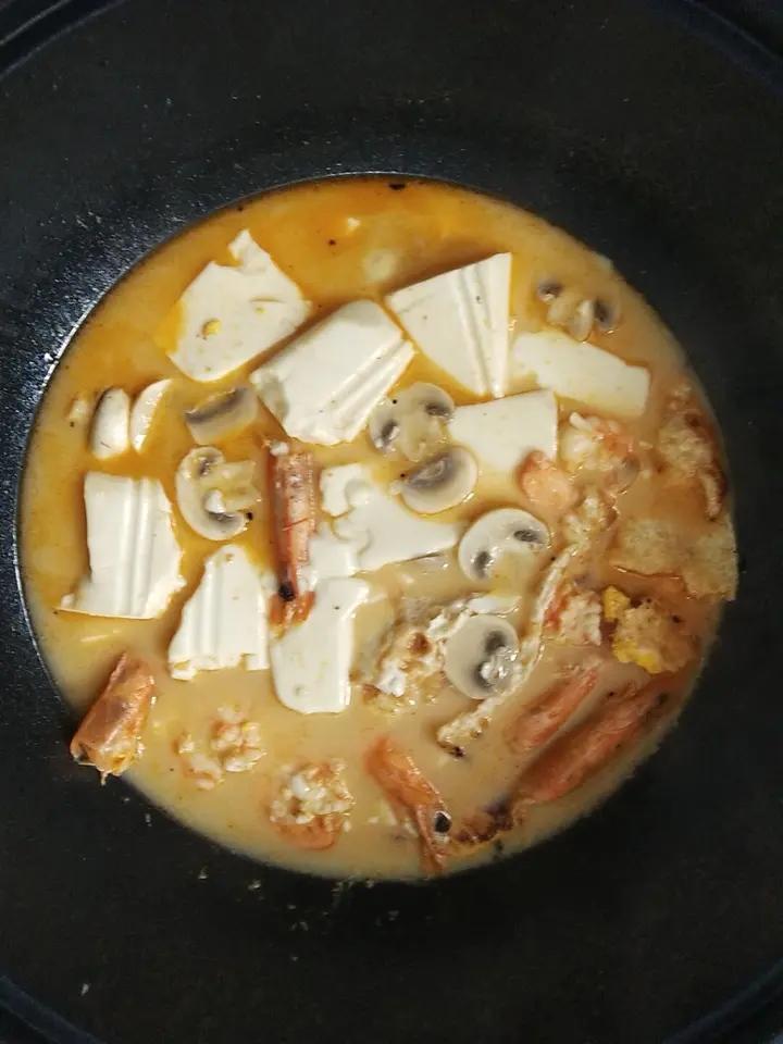 鲜虾菌菇豆腐汤