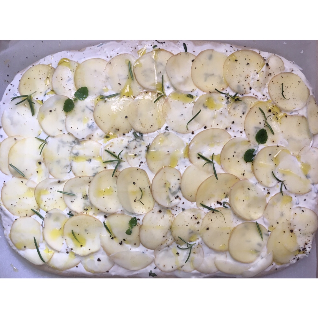 土豆迷迭香佛卡夏（附自制法式鲜奶油creme fraiche）