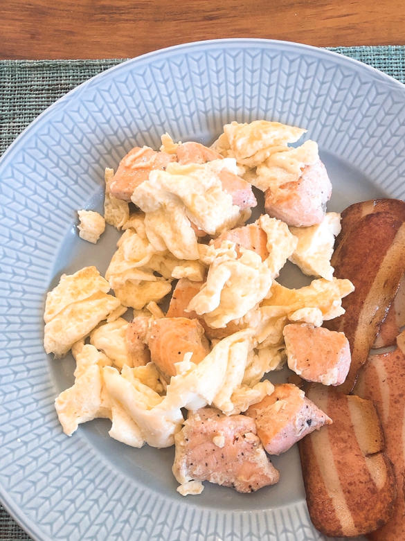 黑椒三文鱼炒蛋