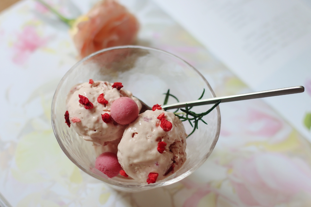 草莓奶油冰淇淋