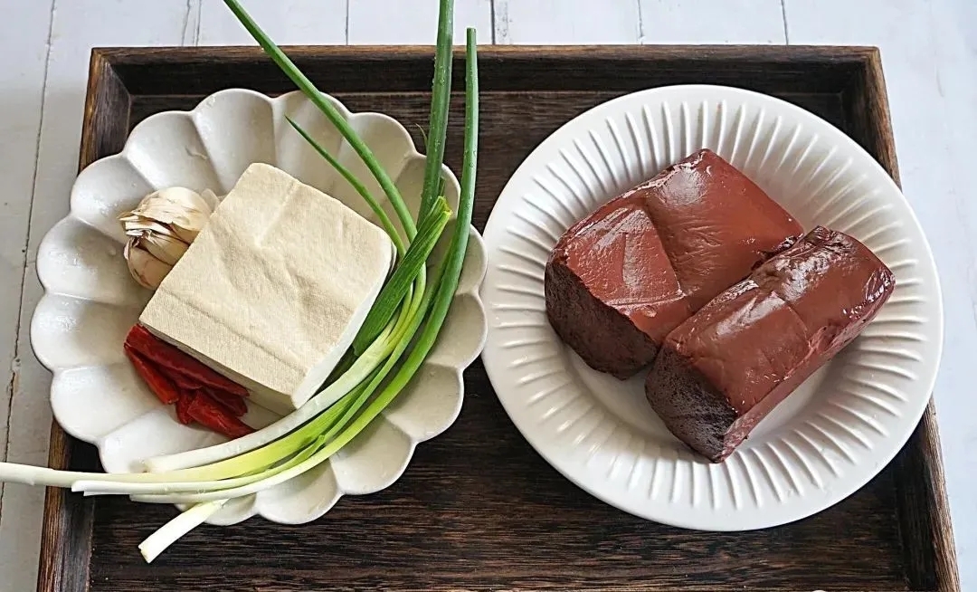 猪血炖豆腐的做法 步骤1