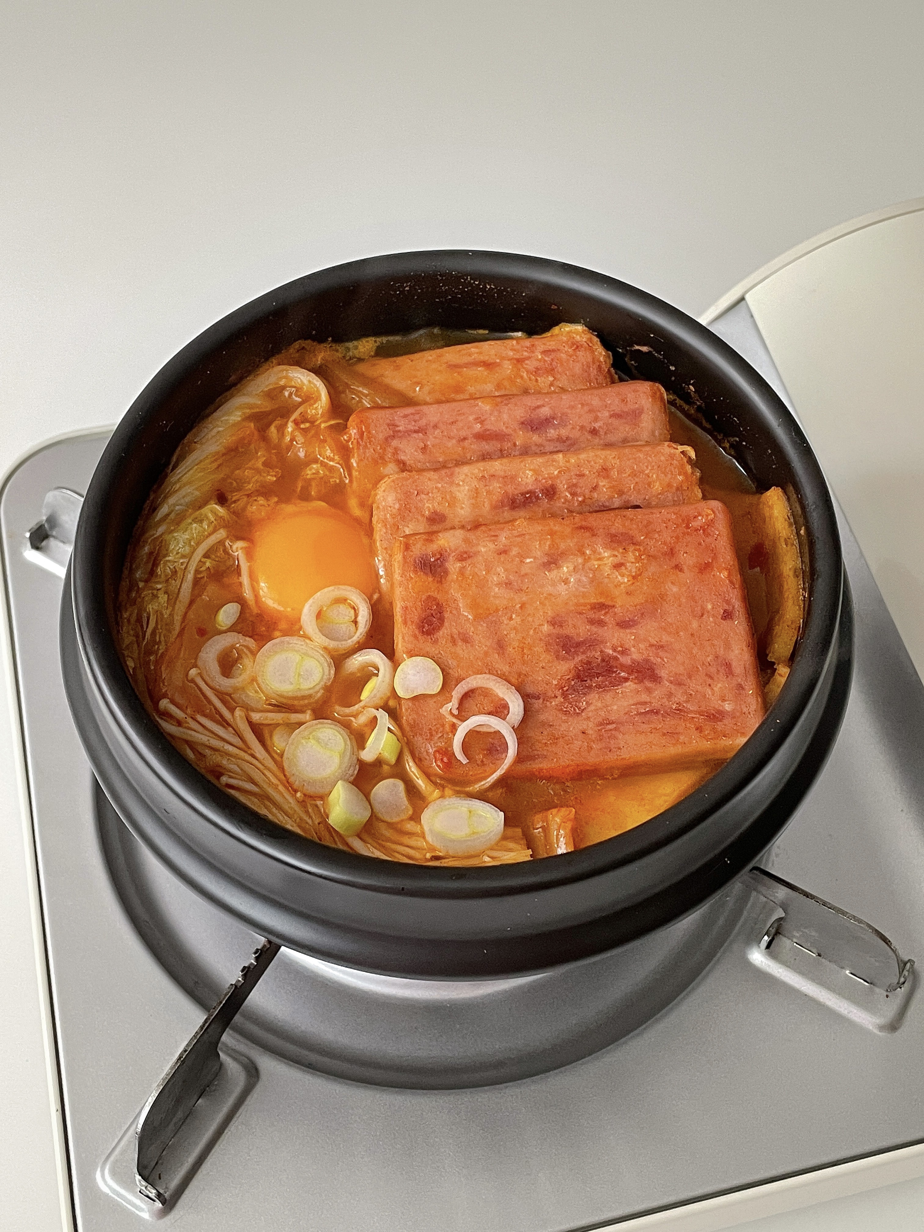 秋冬少不了的暖胃汤🔥午餐肉鱼饼泡菜锅🍲的做法