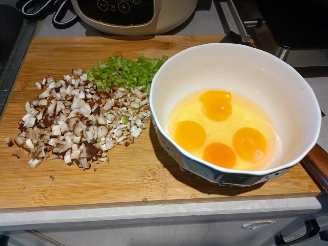 电饼铛香菇青椒鸡蛋饼的做法 步骤4