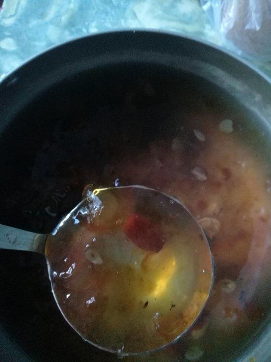 银耳桃胶皂角米雪燕羹