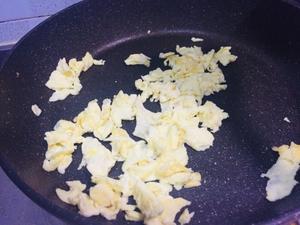 豆瓣烧豆瓣：蚕豆炒鸡蛋的做法 步骤3