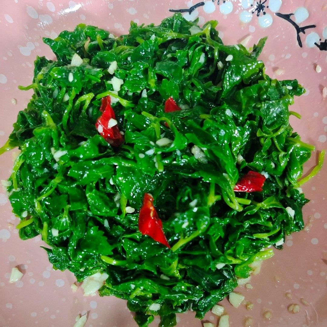 简单的凉拌芹菜叶