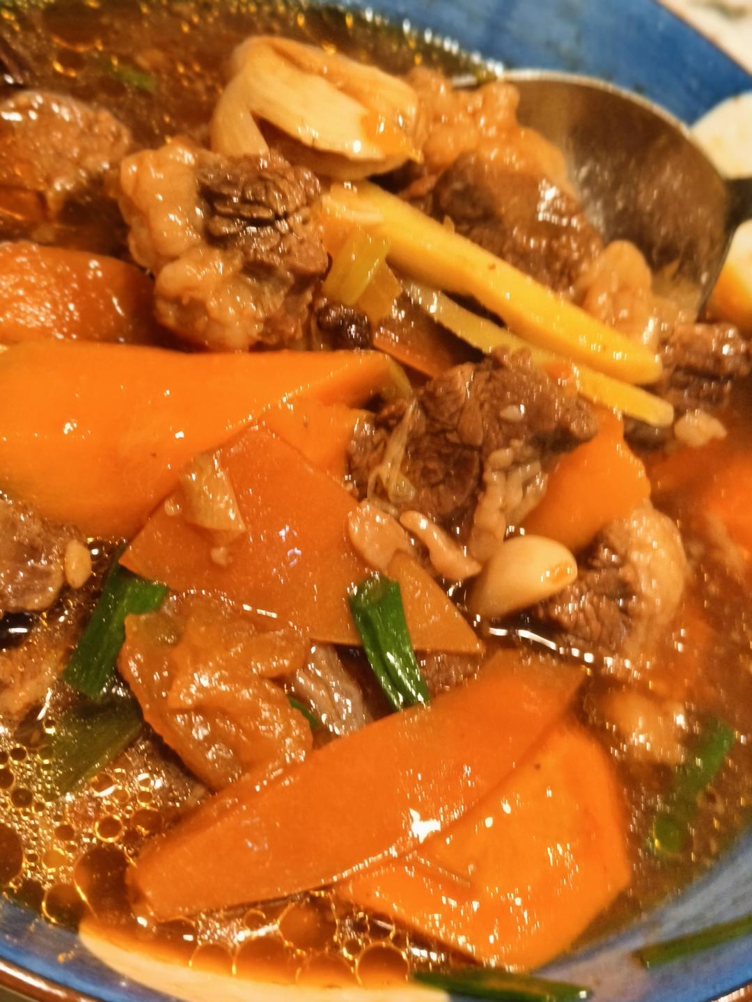 番茄土豆胡萝卜牛腩（牛肉鲜嫩的独家秘诀）