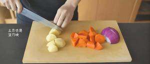 家常下饭菜土豆炖牛腩的做法 步骤2