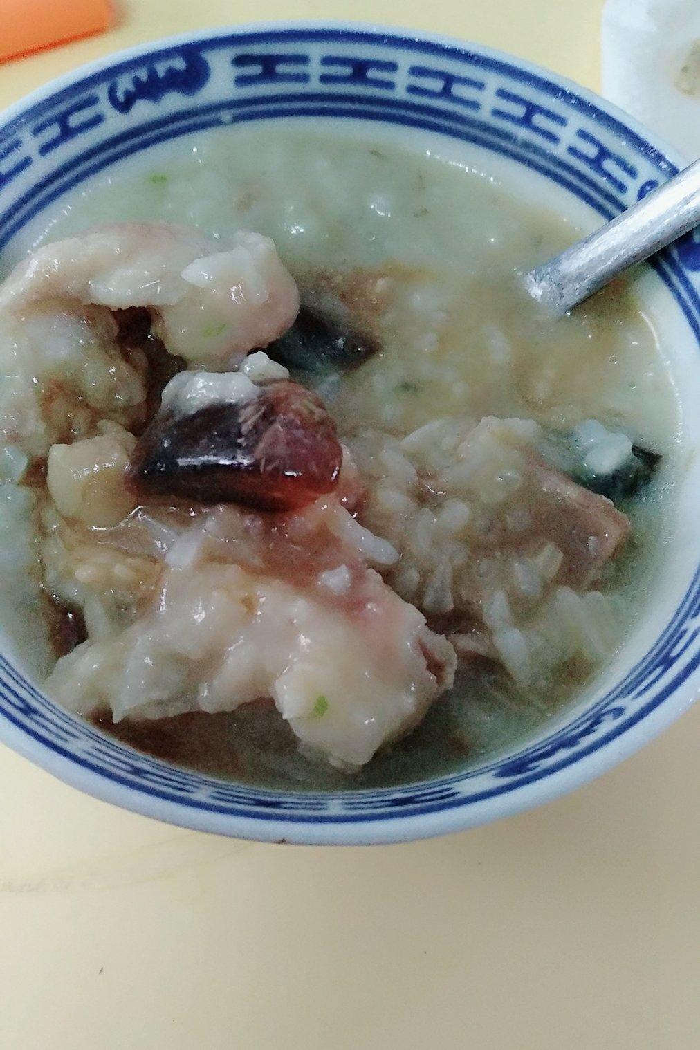 迪迪吖做的皮蛋排骨粥