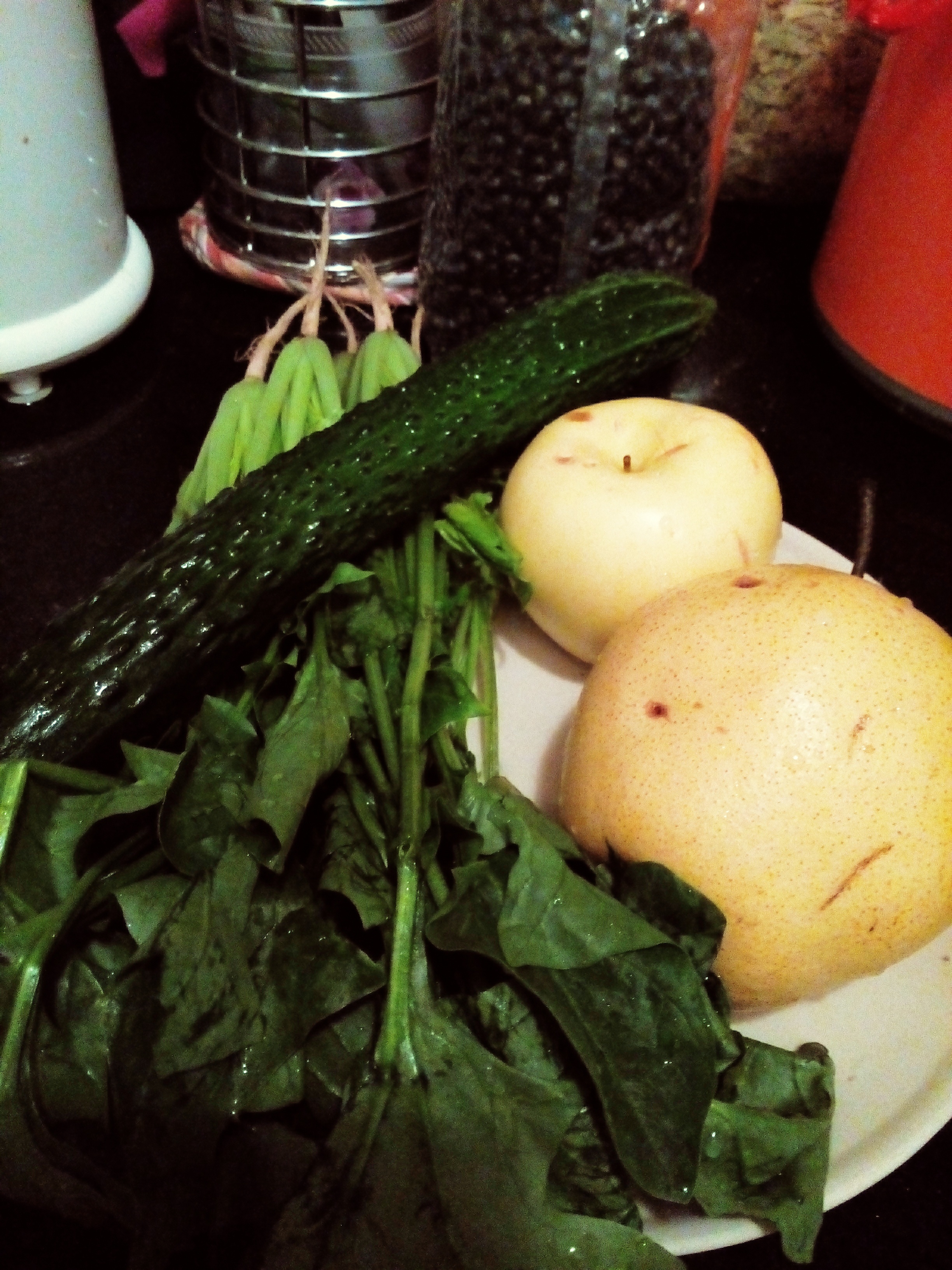 green smoothieD14黄瓜+芹菜+黄元帅+梨的做法