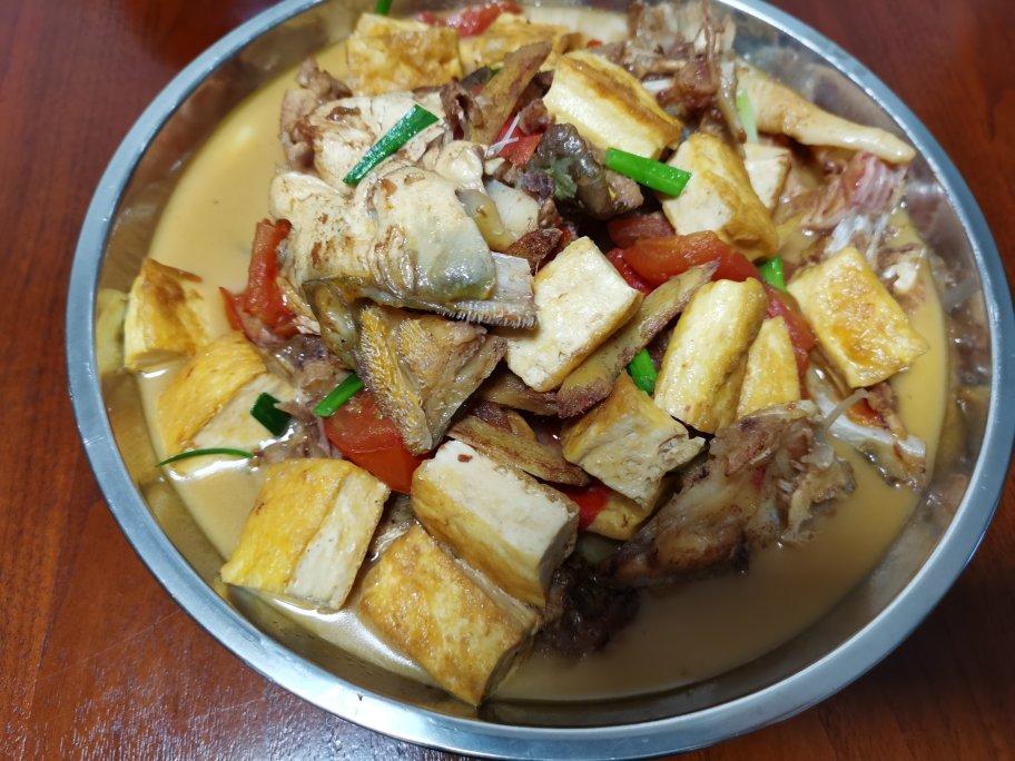 香蒜鲶鱼豆腐煲