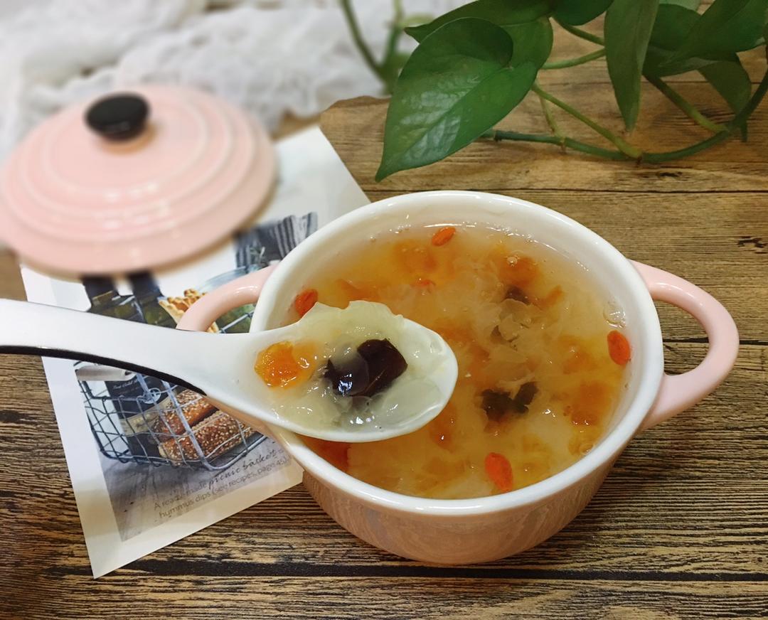 桃胶皂角米炖银耳