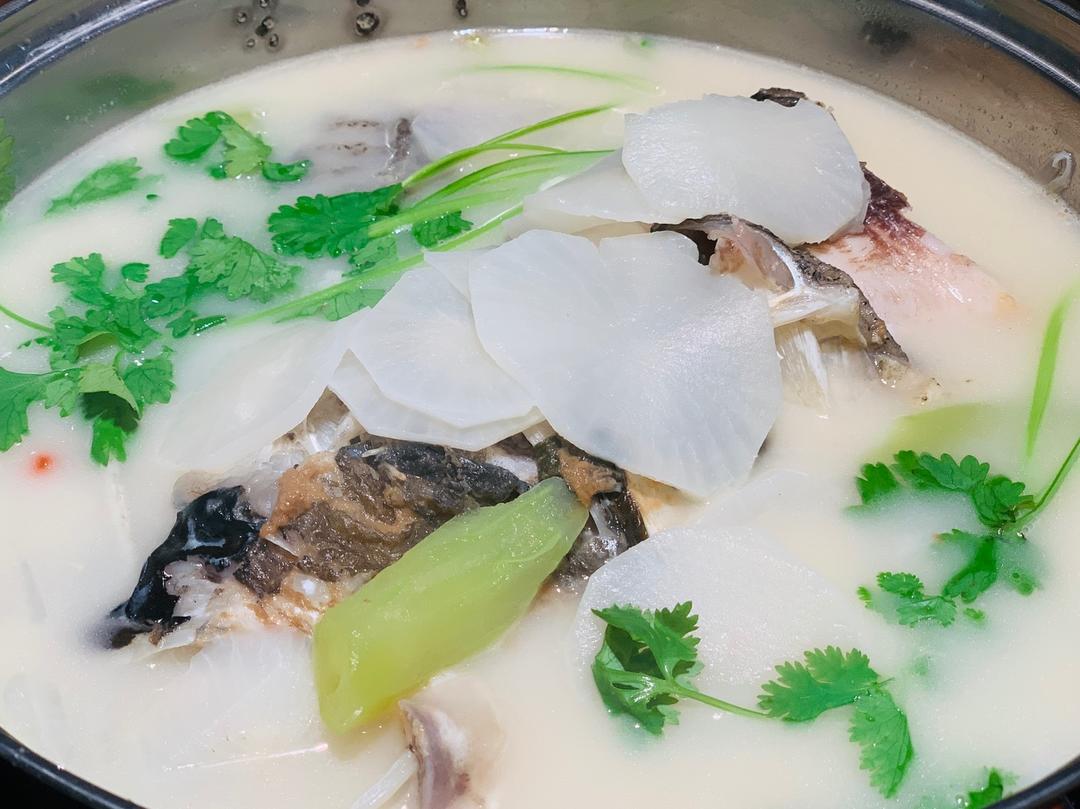 鱼头炖萝卜火锅（熬奶白色汤的秘诀）