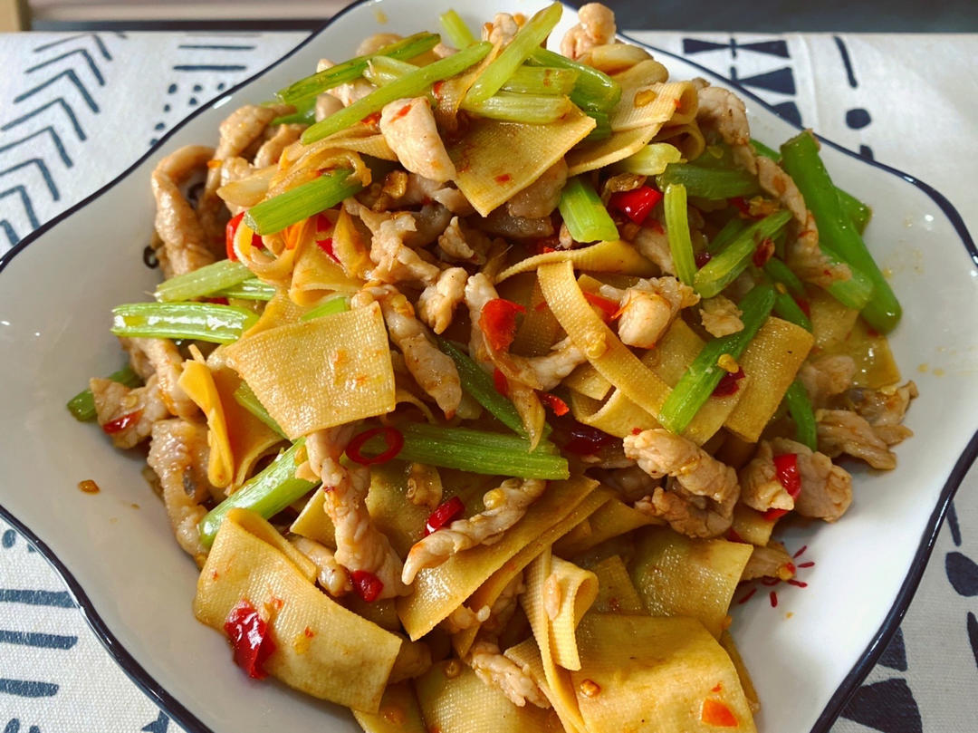 青椒豆腐皮炒肉丝