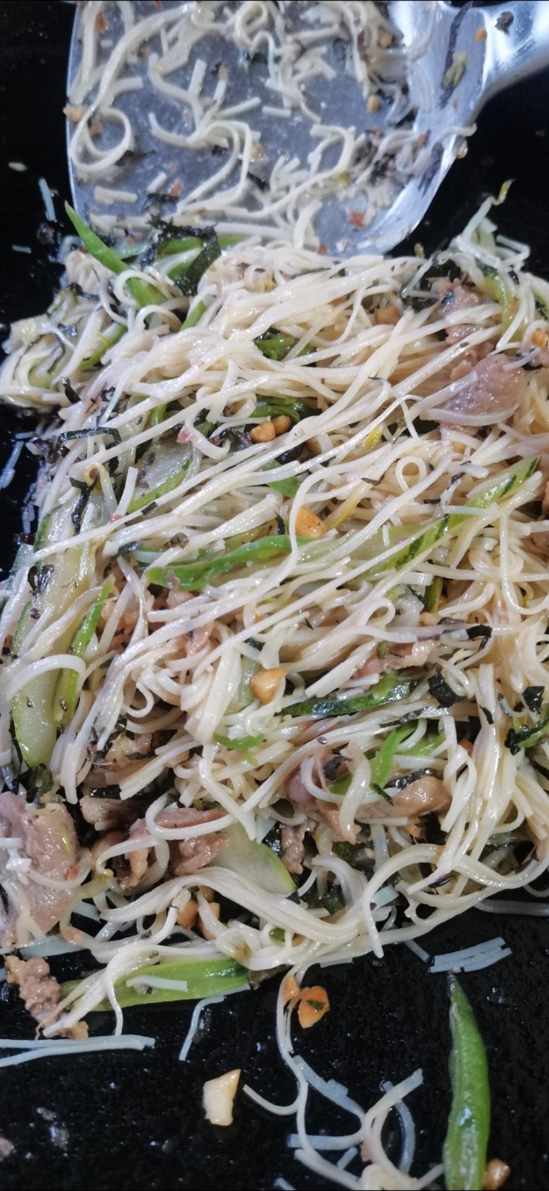 广西米粉生，又名凉拌罗秀米粉