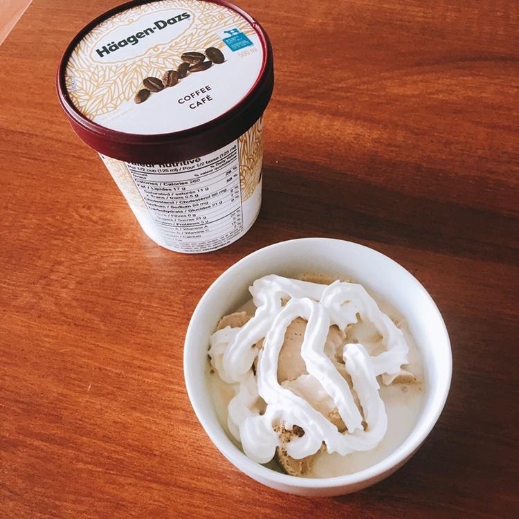 咖啡冰淇淋和冰牛奶