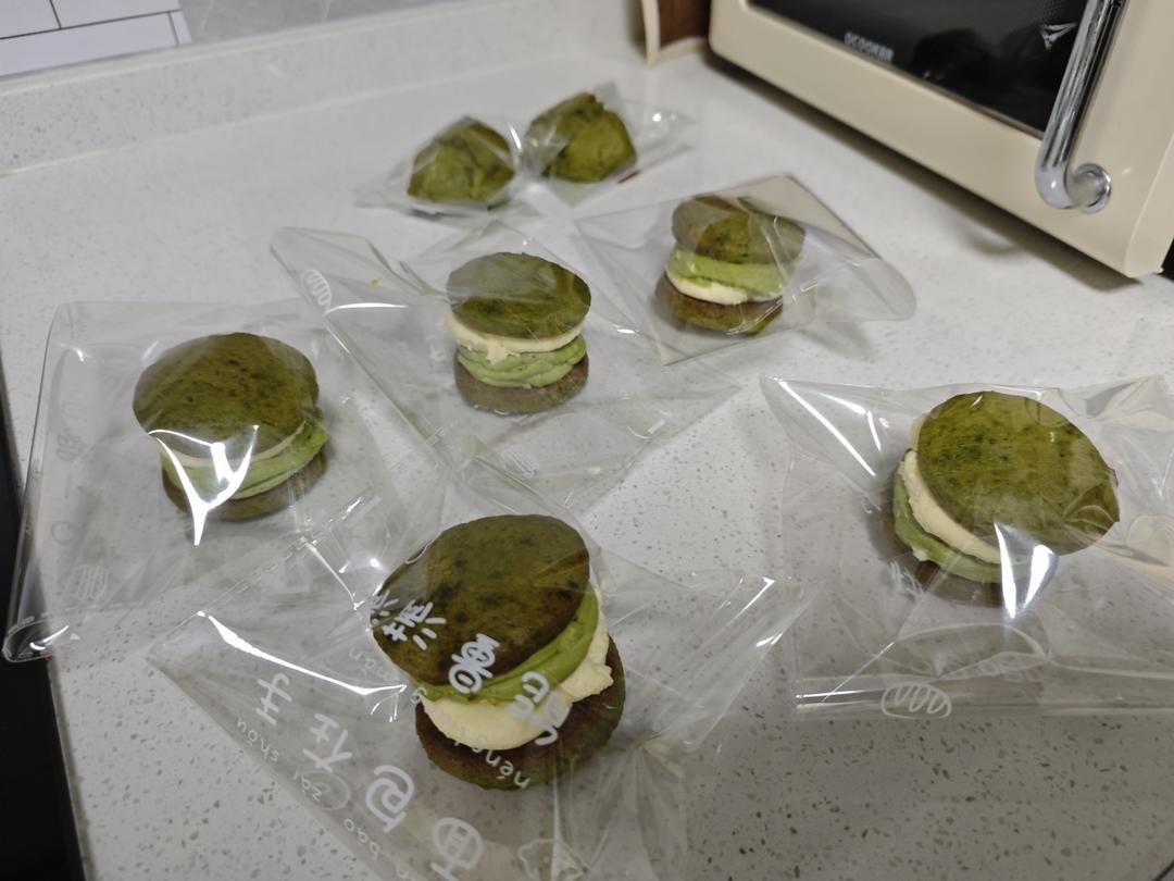 抹茶奶酪夹心司康，酥软与醇厚融合，甜心萌动，无法抵挡。