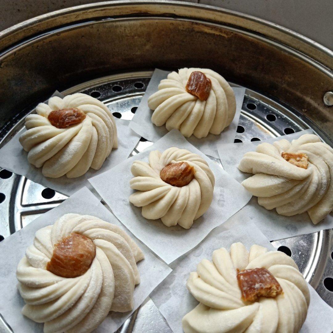 松软百褶蜜枣花卷