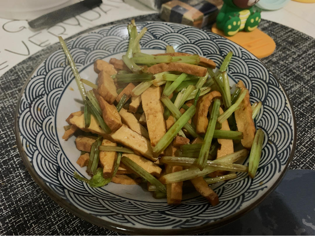 午餐晚餐简单快手下饭菜芹菜炒香干