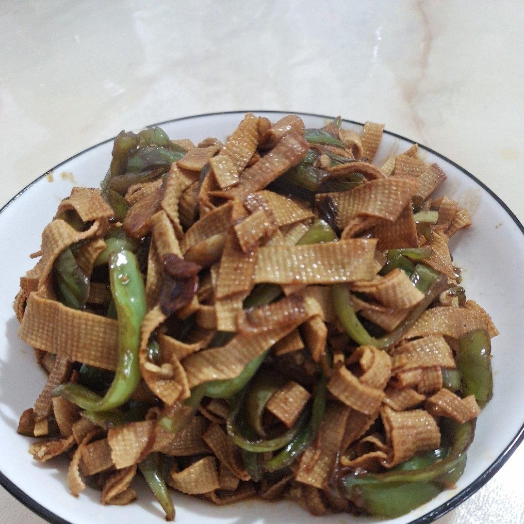 超级下饭的青椒肉丝炒千张