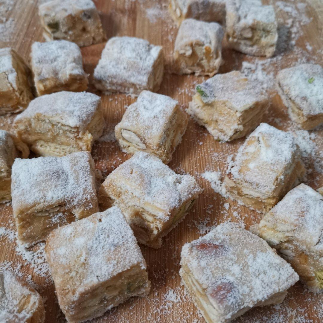 咸蛋黄肉松雪花酥