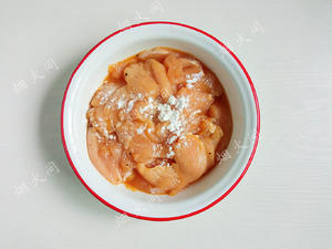 番茄炖蘑菇鸡肉｜汤汁浓郁鲜美！简单又好吃的做法 步骤2
