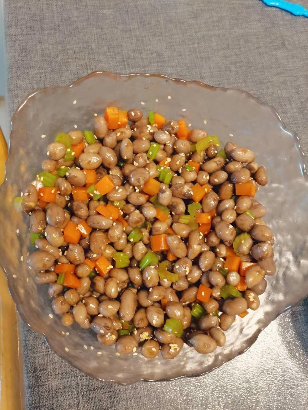 凉拌芹菜花生米胡萝卜