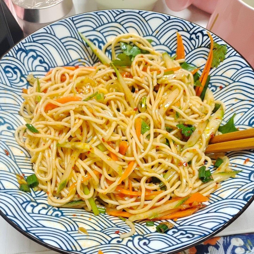 简单凉拌面只要五分钟，美食的快乐你值得～