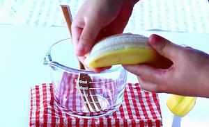 #麦子厨房#小红锅宝宝早餐：香蕉小蛋糕的做法 步骤1
