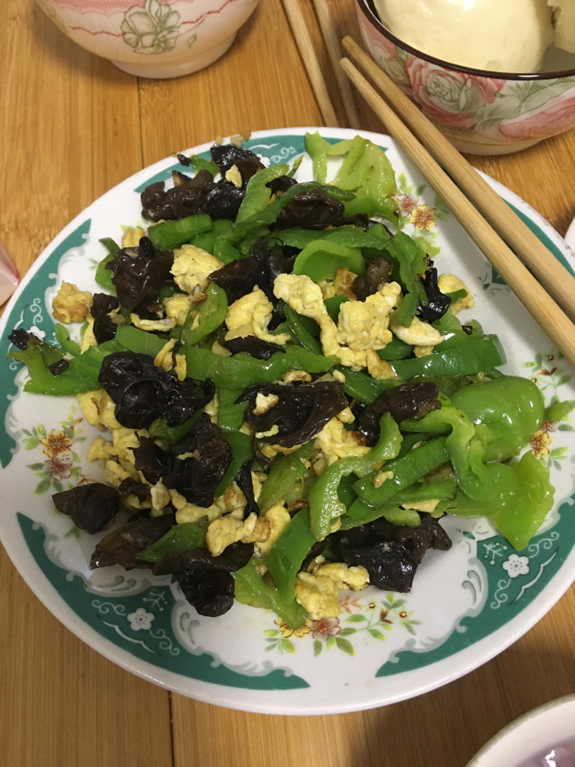 黑木耳青椒炒鸡蛋（营养又下饭）