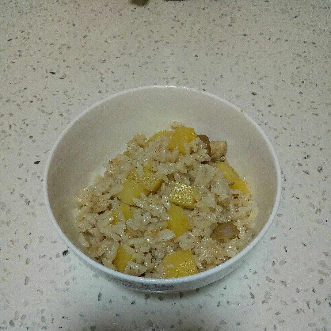 香菇腊肠土豆焖饭