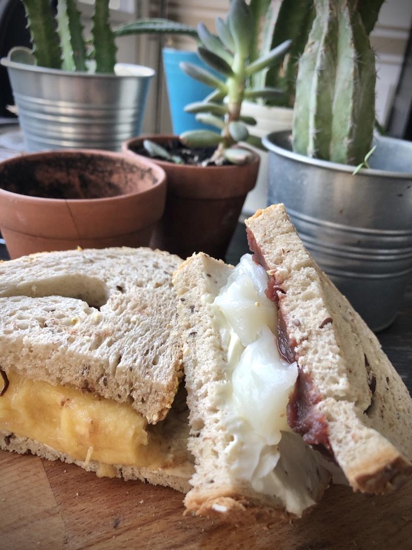 海盐红豆沙乳酪热压三明治🥪