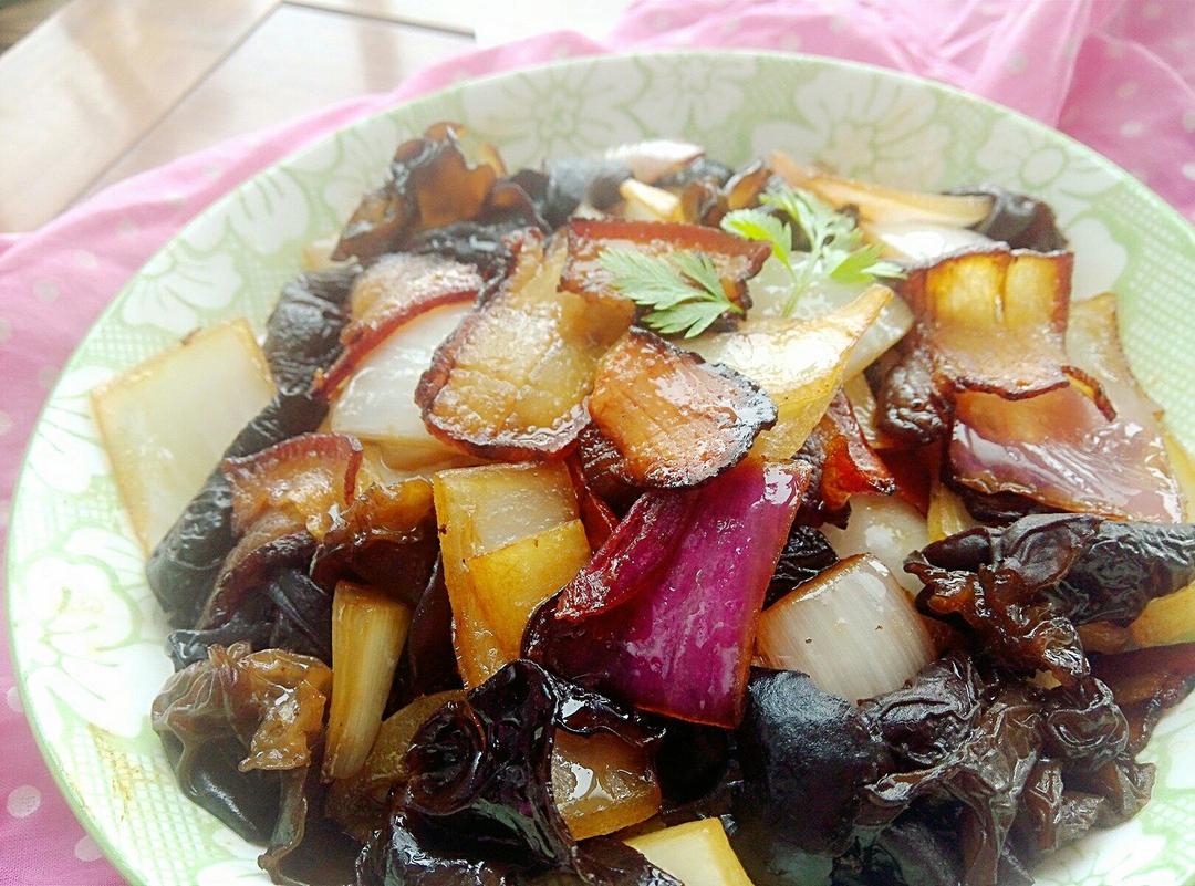 腊肉炒洋葱黑木耳的做法