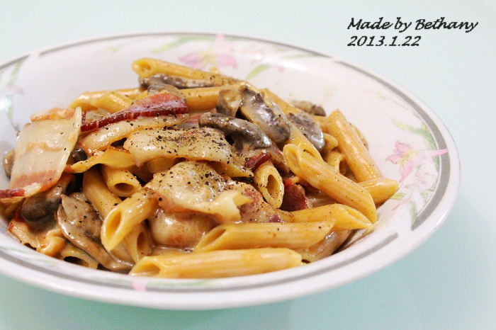 白蘑菇奶油培根意面